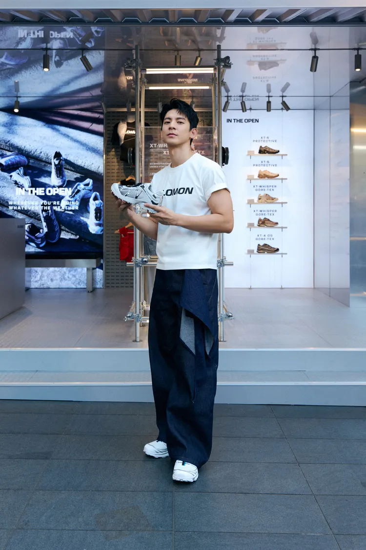 林柏宏以白T恤、牛仔褲搭配白銀配色的經典XT-6 GORE-TEX鞋款。品牌提供
