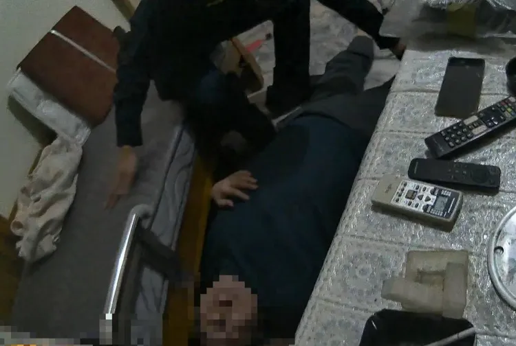 男子跌落床無法起身。大園警分局提仈