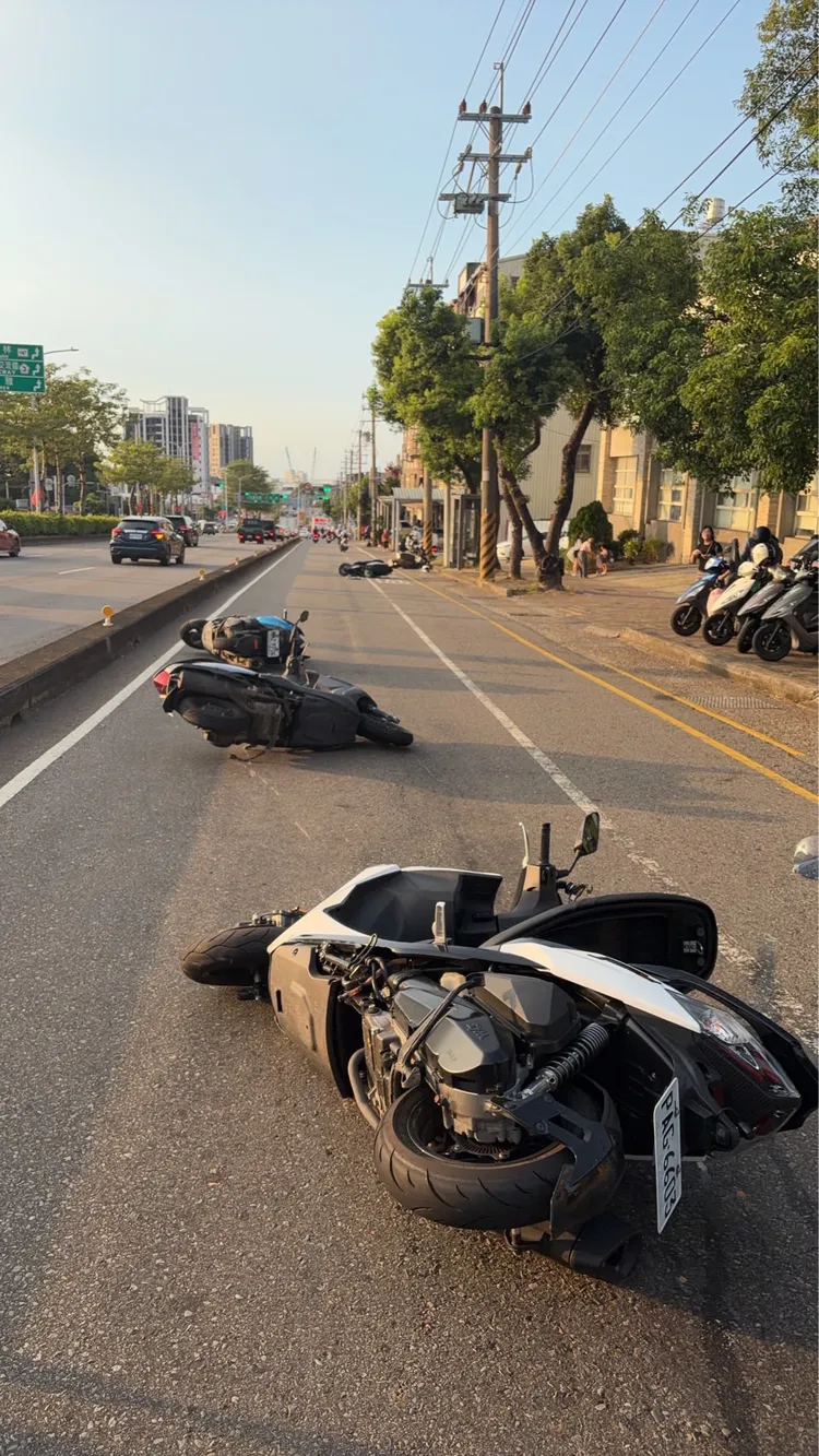 多輛機車倒地，所幸傷者均無大礙。民眾提供