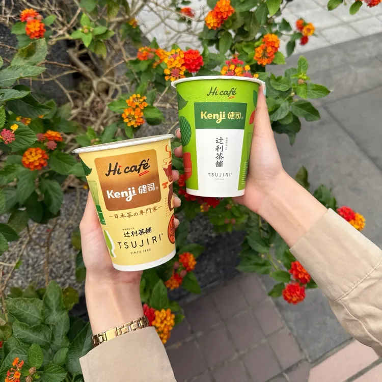 「減糖抹茶歐蕾」與新品「減糖焙茶歐蕾」。萊爾富提供