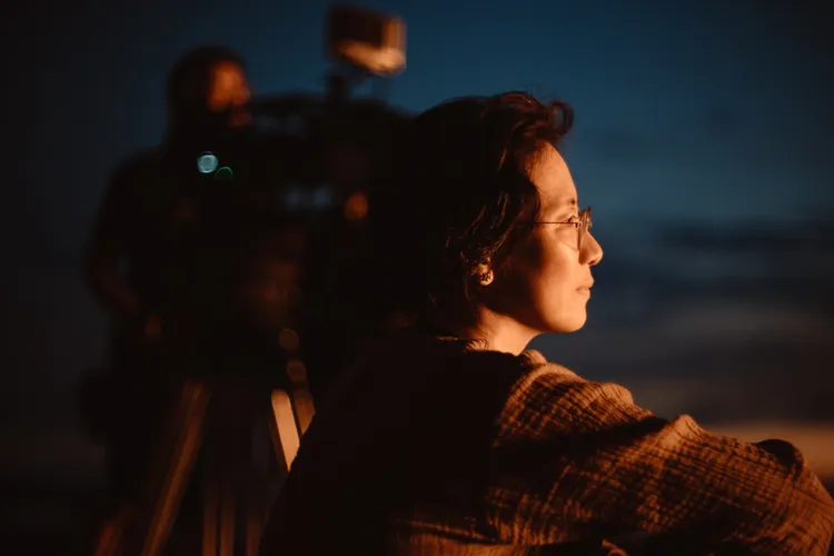 徐麗雯身兼《小包袱》導演與編劇，以細膩視角刻畫母女關係及長照議題。客家電視提供
