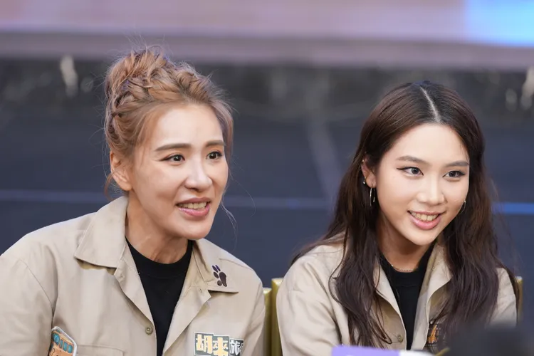 小禎（左）和女兒開心大笑。攝影中心攝