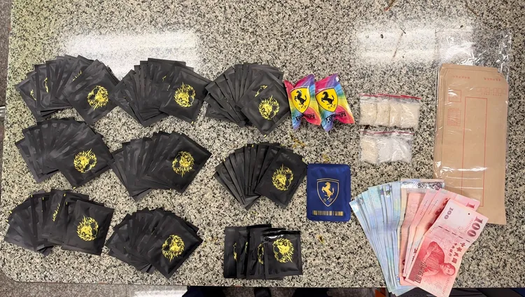 警方查扣毒品咖啡包87包，愷他命7包，疑似販毒所得1萬3900元、手機1支等證物。翻攝畫面
