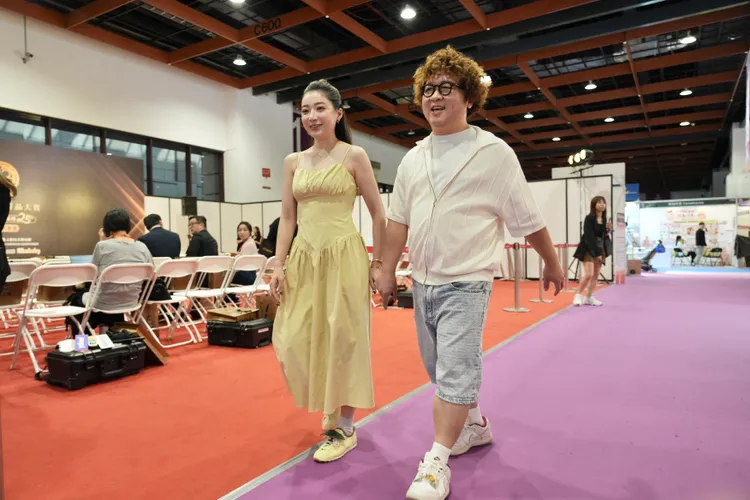 納豆（右）升格爸拒絕夜生活，依依大讚老公是「神隊友」。彭欣偉攝