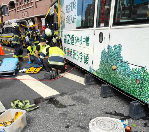 新北藍38公車左轉撞輾婦人！雙腿遭車輪重壓骨折慘哀號　警消急救援送醫