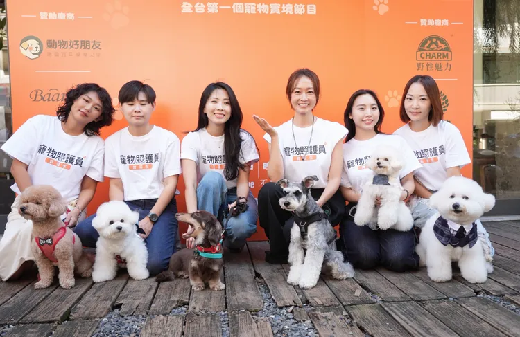 潘慧如（中）與學員和寵物們一起合影。攝影中心攝