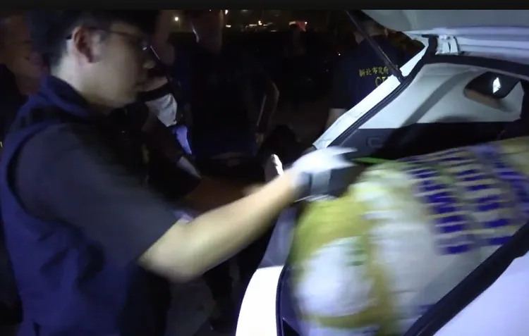 海巡署人員埋伏逮人，從小客車後車廂麻布袋中起出大量毒品。翻攝畫面