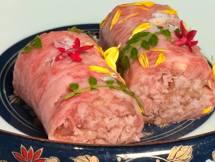 先付「山形牛 花之卷」以沙朗薄片包裹白味噌和牛碎肉等食材，再以淡雪鹽提味。陳揚盛攝