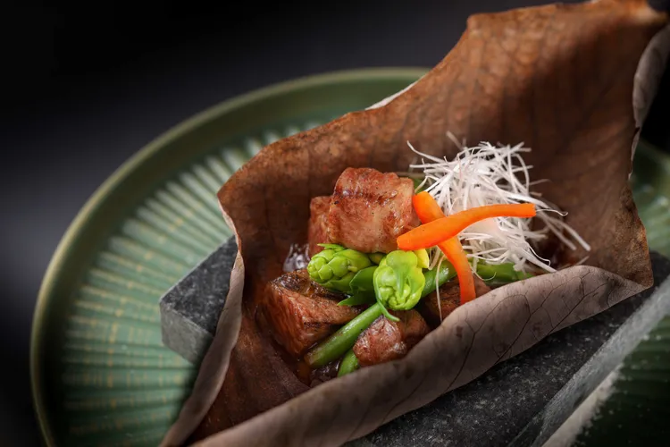 朴葉和牛味噌風取材自飛驒高山鄉土料理，以較具口感的肩胛羽下肉搭配八丁味噌燒製。業者提供