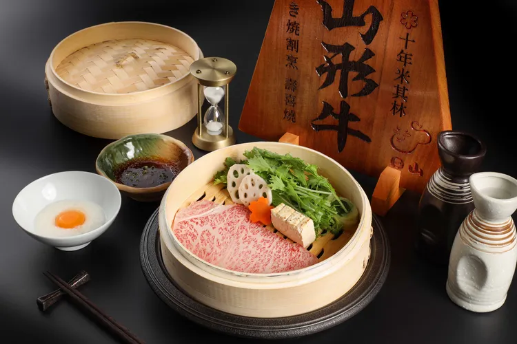 和牛蒸籠蒸利用蒸氣帶走沙朗多餘油脂，搭配水菜及自製橙醋，以清爽酸香襯托肉味。業者提供