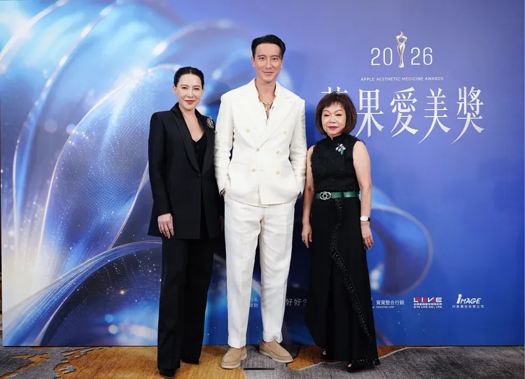 （左起）珠寶藝術家Cindy Chao（趙心綺）、王陽明、王陳彩霞一同合照紀念。攝影中心攝