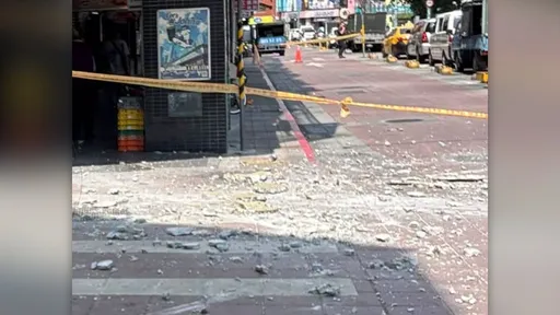 寧夏夜市「天降磁磚雨」恐怖畫面曝　小貨車被砸...路人顯遭殃