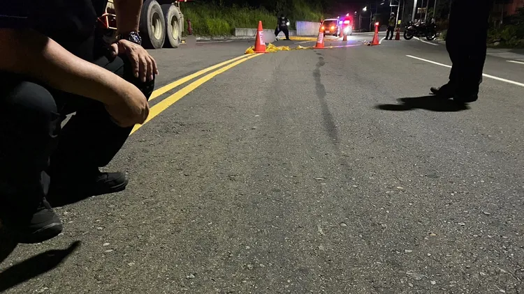 陳姓男大生自摔，滑行到對向車道，慘遭砂石車輾死。翻攝畫面