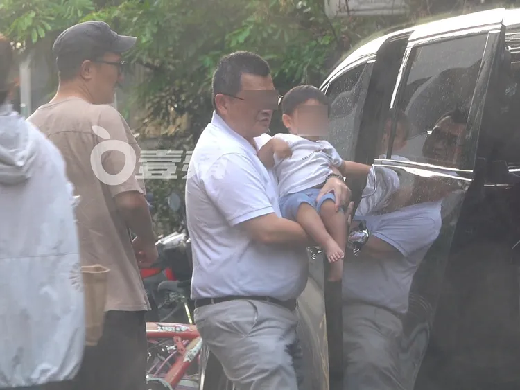 兒子小帥林皮膚白皙、一雙大眼睛水潤靈動，與媽媽林依晨神韻有些相似。特勤中心攝