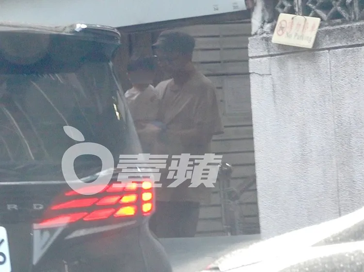 林于超到托嬰中心接兒子小帥林回家。特勤中心攝
