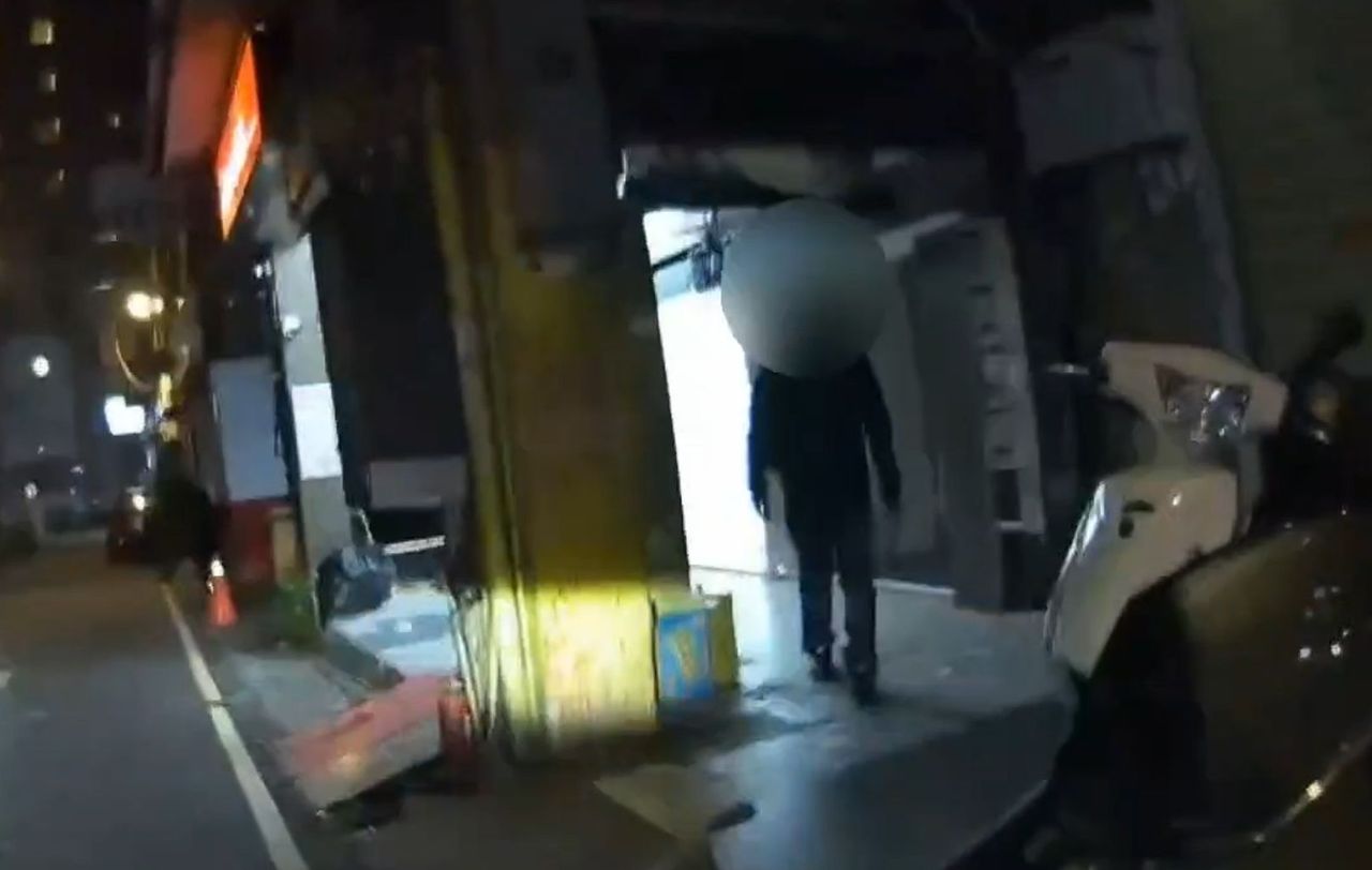 抓到了!男子半夜逛停車場「逐一拉車門」試手氣 桃警逮竊賊