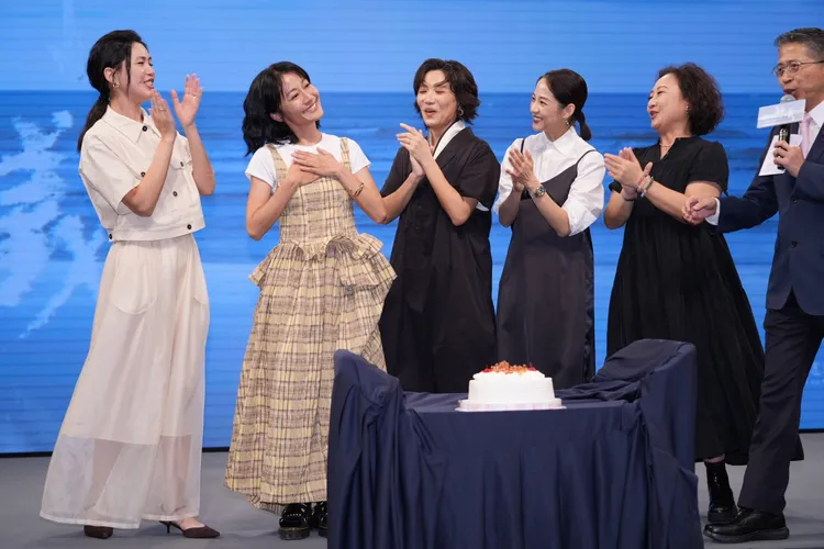 大夥替陳婉婷 （左二）慶生。彭欣偉攝
