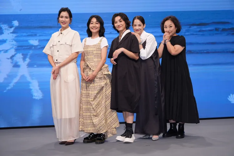 張家慧（左起）、陳婉婷、徐麗雯、簡嫚書、廖梨伶為戲宣傳。彭欣偉攝