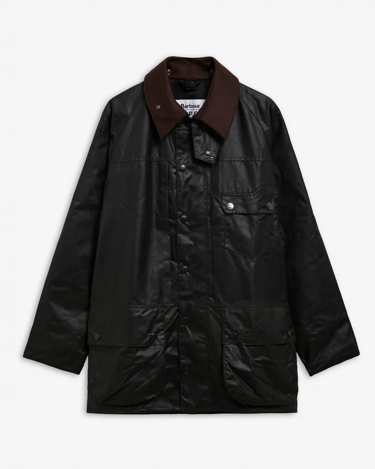 Barbour × A.P.C. Beaufort油布外套，2萬7000元。品牌提供