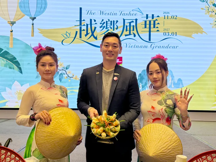 大溪笠復威斯汀酒店總經理王膺傑（中）與越南舞者合影。莊偉祺攝
