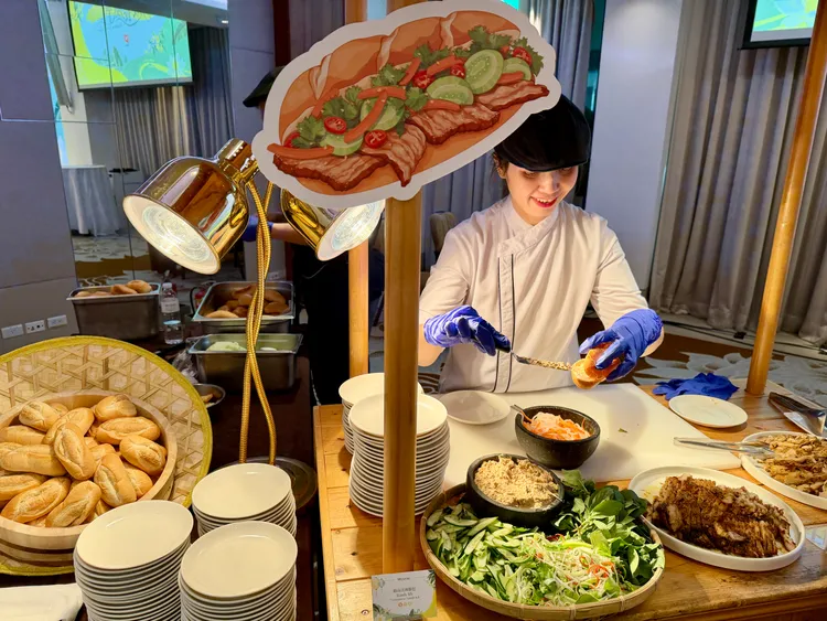 美食節期間飯店大廳酒吧也將推出越南麵包等菜色。莊偉祺攝
