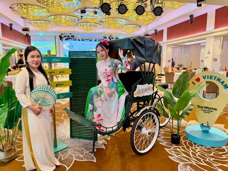 配合美食節主題，飯店於館內佈置越南三輪車等打卡裝置。莊偉祺攝