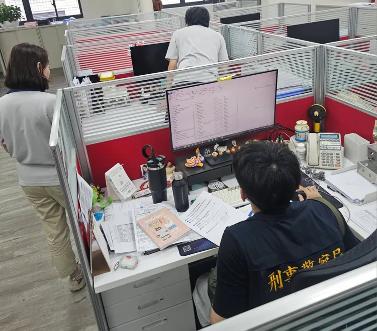 刑事局智財大隊搜索涉嫌侵權公司。翻攝畫面