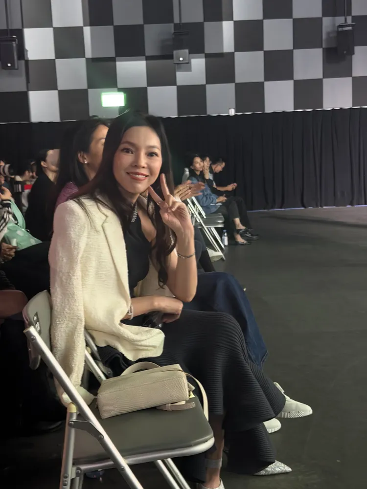 曾馨瑩在台下俏皮比YA。