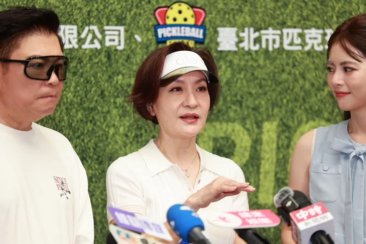 方芳芳（中）大方領敬老卡，自曝搭公車生活超自在。攝影中心攝