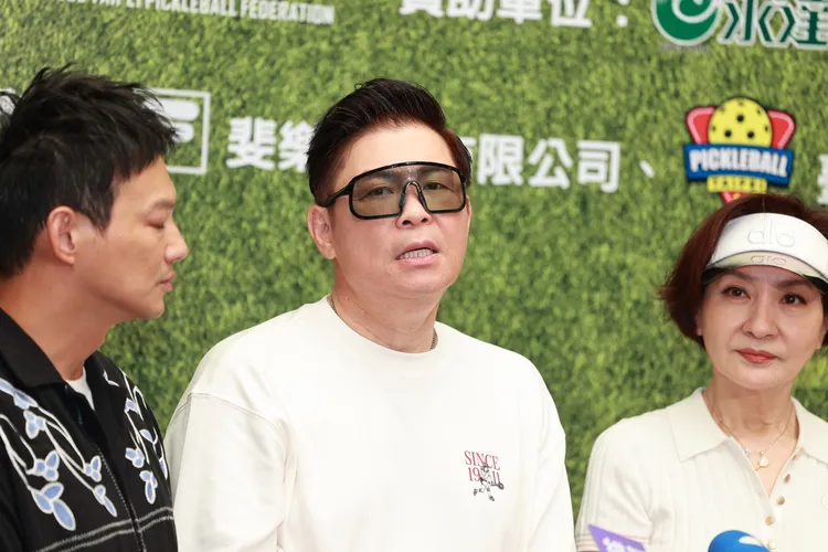 曾國城（中）力挺公益不分藍綠，談政治表態有感而發。攝影中心攝