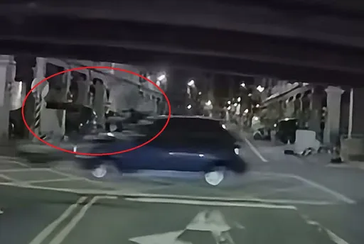 驚悚畫面曝光！彰化轎車衝撞機車　父載10歲女兒被撞飛重摔倒地