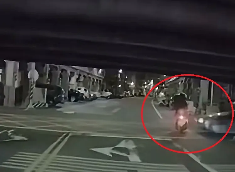 機車剛通過陸橋地下道就被撞。Threads/leo24_0619提供