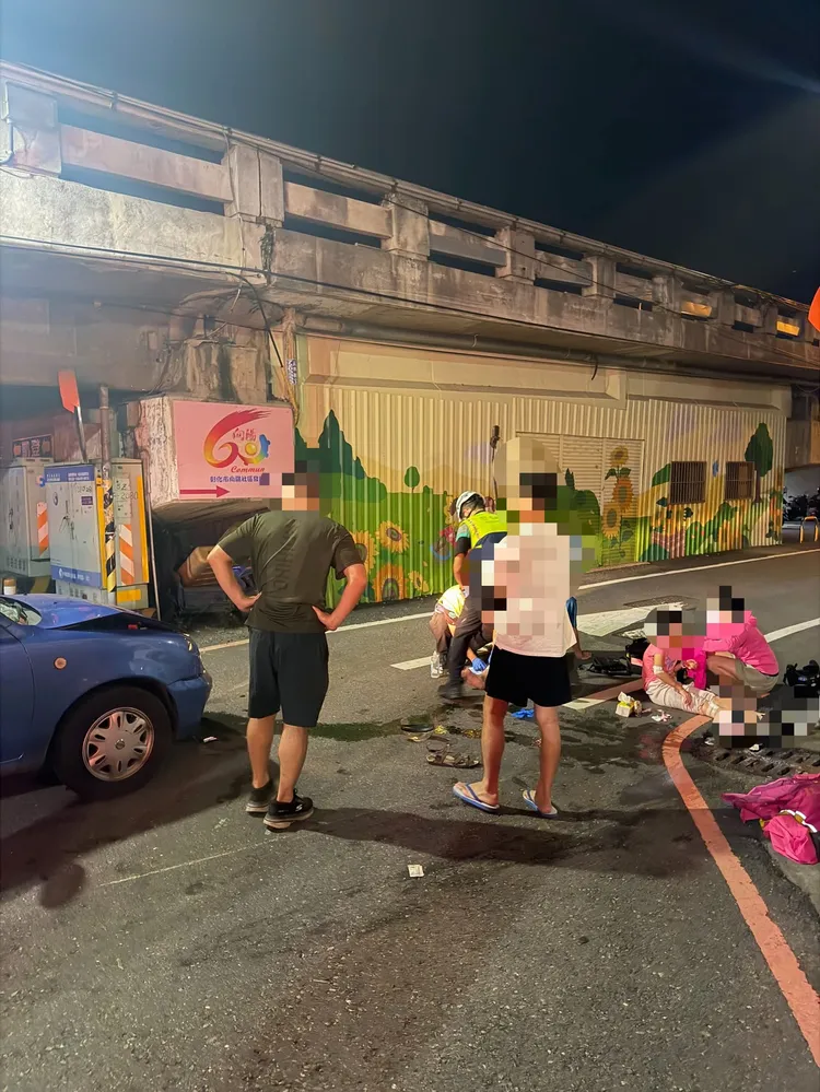 救護人員到場為倒地的父女處理傷口。Threads/leo24_0619提供