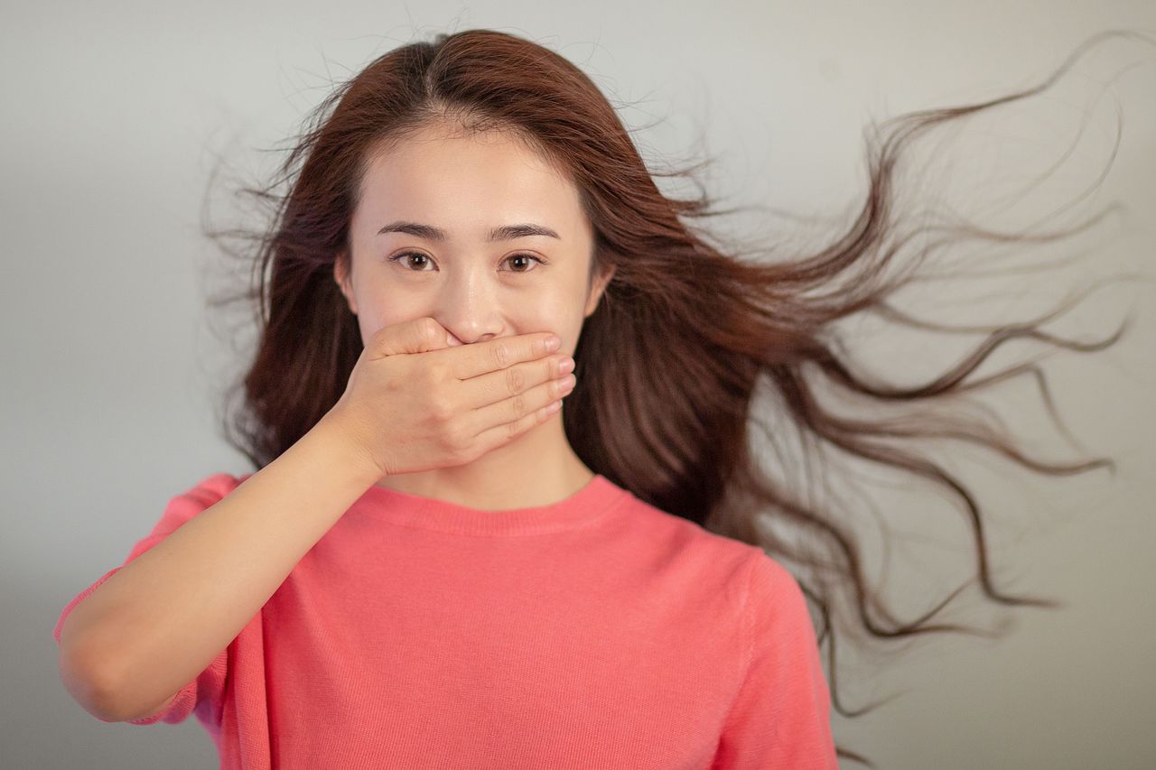 喉嚨痛3週「飄腐爛味」 她嚇問AI怕罹癌! 醫揪真正元凶