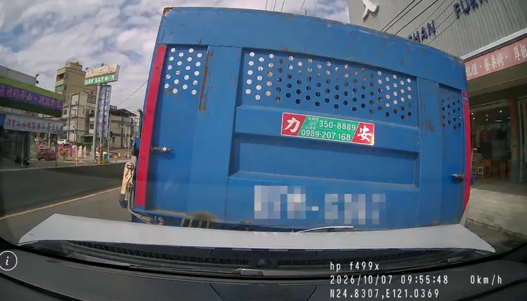 行車紀錄器畫面顯示，Bria與前方貨車距離迅速縮短，但未拍攝駕駛腳部動作，無法確認事故當下的電門操作情況。車主提供