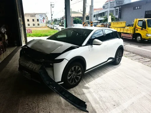 國產純電車停紅燈追撞前車　事故原因成羅生門