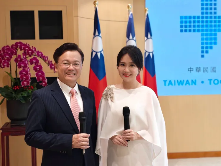 哈遠儀（左）搭檔戴立綱主持國慶大會。中視提供