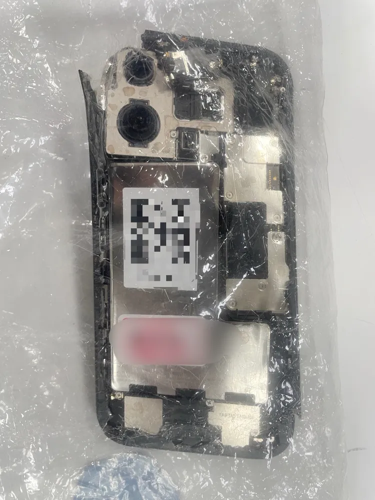嫌犯丟棄的手機。高雄警方提供