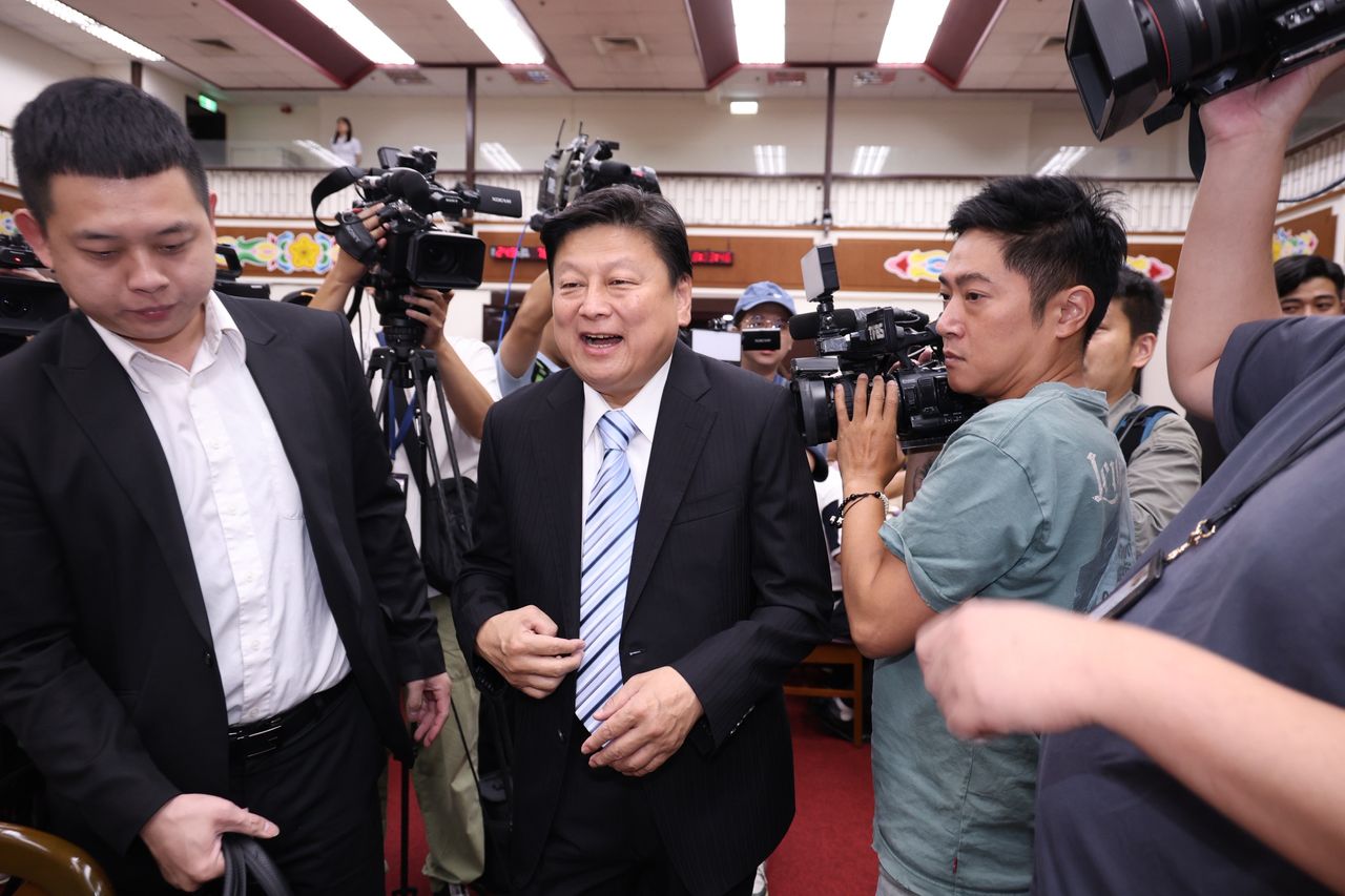 傅崐萁慷慨激昂...相聲演員反問「You do啥咪?」:快把跨境鎮壓法生出來