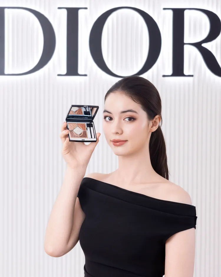 Model示範迪奧經典五色眼影#623焦糖肉桂。品牌提供
