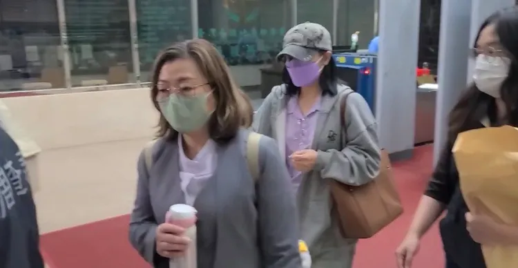 陽信銀行古亭分行前經理楊宜蓁（後）護航業者詐貸遭北檢諭令50萬元交保、前襄理林育帆（前）則訊後請回。讀者提供