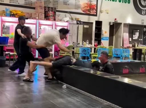 一句「不要抽菸」爆拳腳！林口釣蝦場3男圍毆反被壯男打退　慘摔蝦池成「落湯雞」