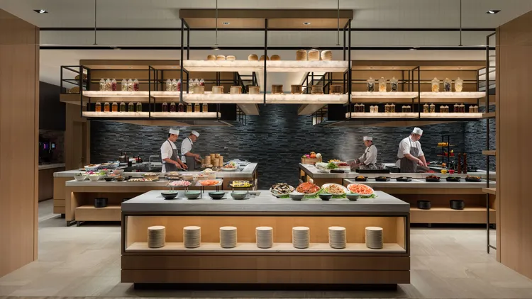 台北國泰萬怡酒店MJ Kitchen全日餐廳自助餐券每張999元至1199元，旅展期間享買十送一。國泰飯店觀光事業提供