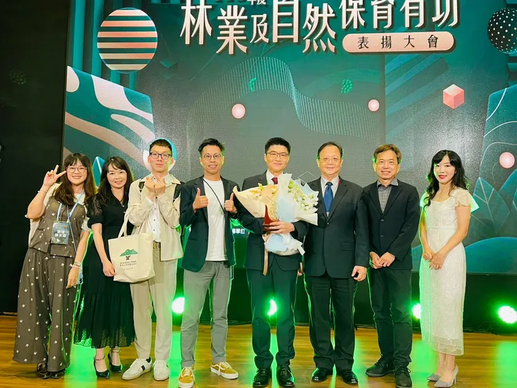 郭景東檢察長（右三）偕同署內同仁及嚴維德檢察官（右四）親友出席觀禮，共同分享獲獎喜悅。橋檢提供