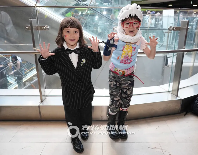 9歲混血樂樂（右）、6歲太陽妹妹打扮成BIGBANG的造型來看演唱會。彭欣偉攝