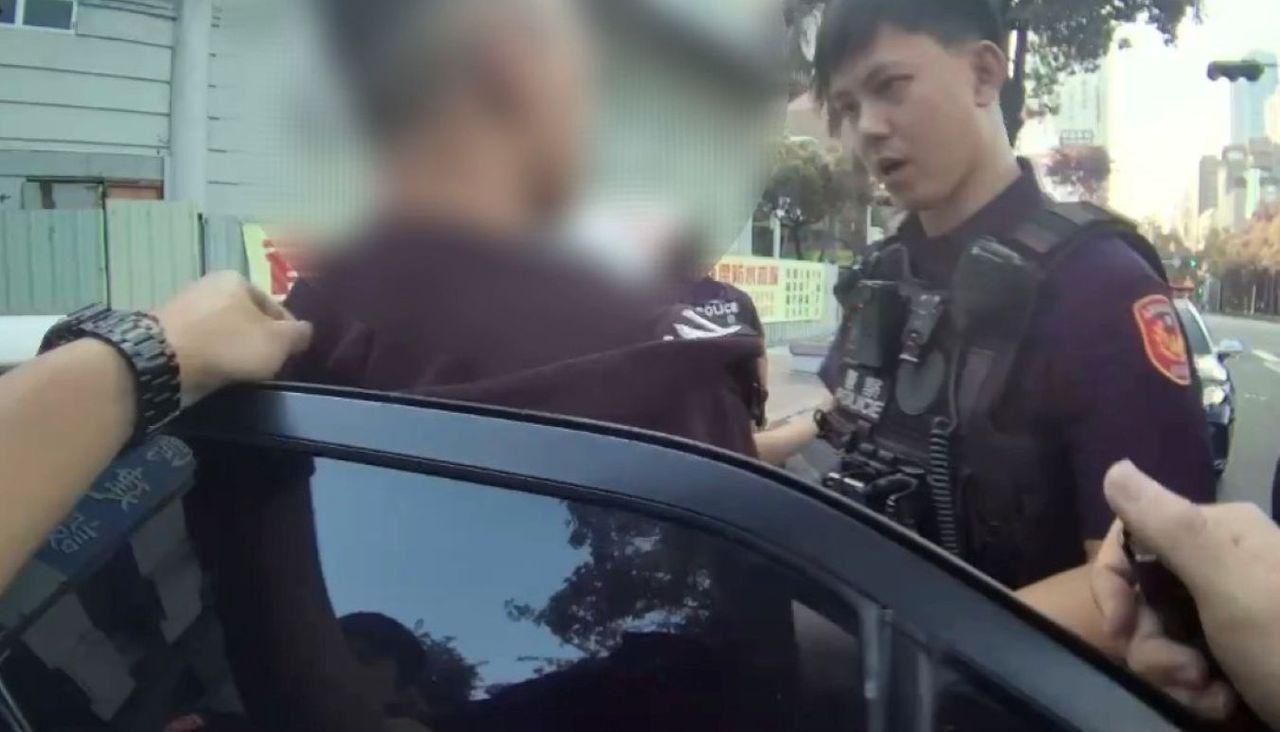 車牌燈未亮遭攔查!高雄男藏毒品咖啡包、愷他命 警查扣580公克毒品