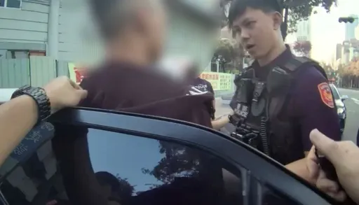 車牌燈未亮遭攔查！高雄男藏毒品咖啡包、愷他命　警查扣580公克毒品
