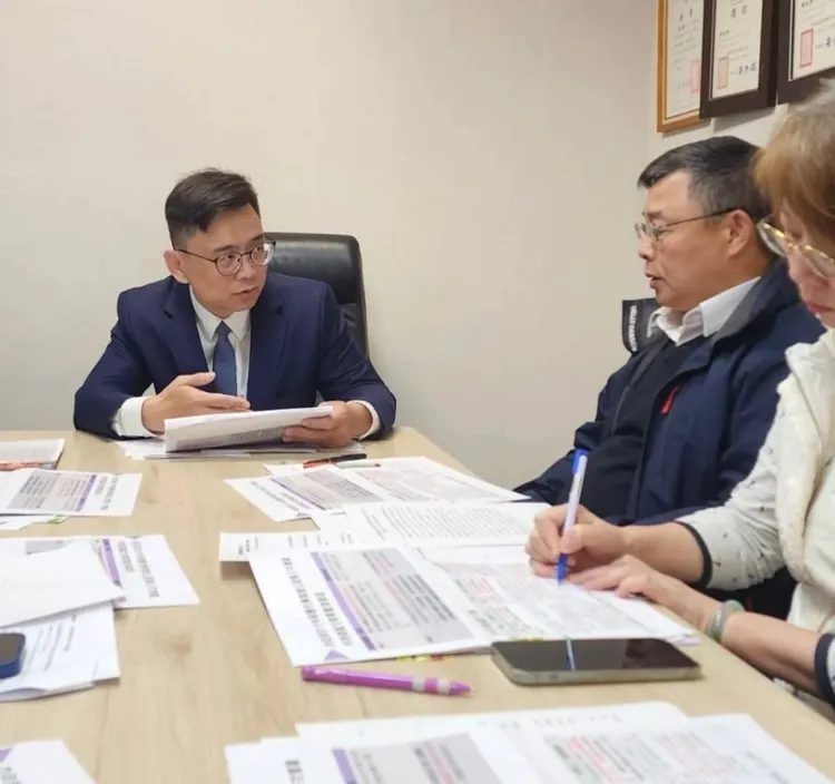 賴瑞隆與相關官員討論大林蒲遷村進度及無房無地住戶社宅問題。翻攝畫面