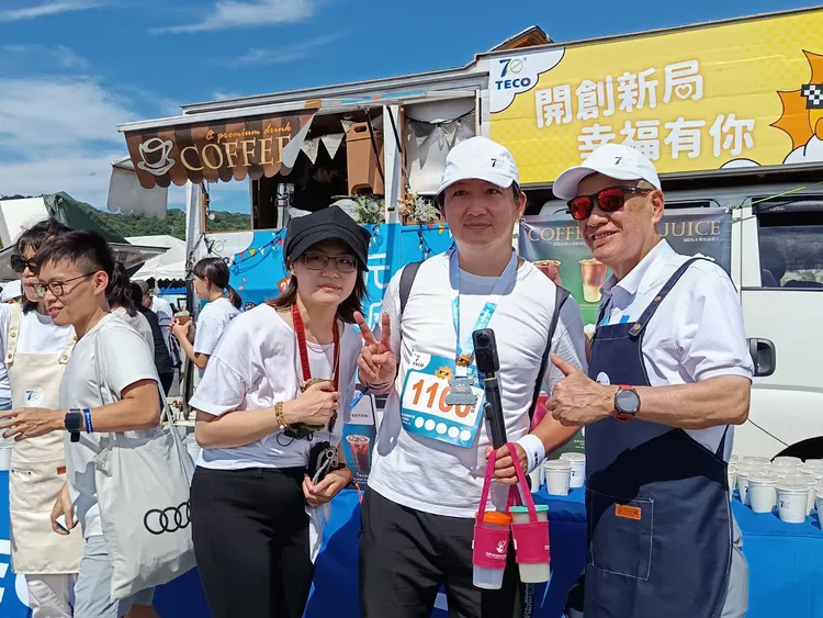 歡慶70歲生日東元舉辦家庭日，董座利明献(右一)「老闆營業中」化身咖啡攤老闆。許麗珍攝