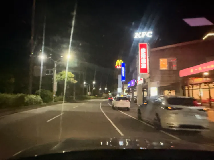 大甲警方凌晨巡邏時麥當勞招牌還好端端的。警方提供